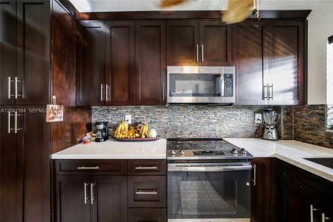 Condo in Hallandale Beach, Florida, 2 bedrooms  № 2240326 - photo 8
