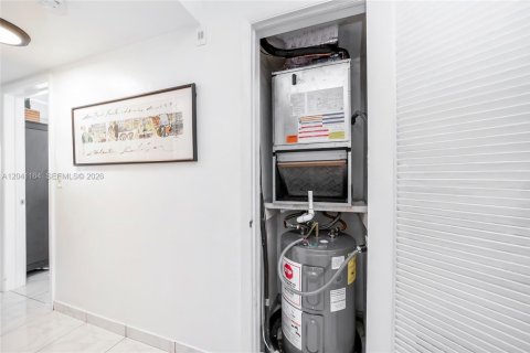 Condo in Hallandale Beach, Florida, 2 bedrooms  № 2240326 - photo 21