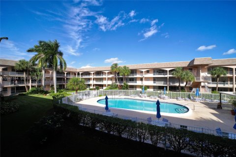 Condo in Hallandale Beach, Florida, 2 bedrooms  № 2240326 - photo 29