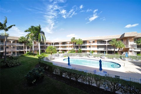 Condo in Hallandale Beach, Florida, 2 bedrooms  № 2240326 - photo 30