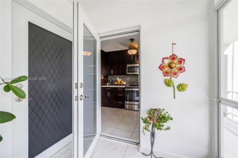 Condo in Hallandale Beach, Florida, 2 bedrooms  № 2240326 - photo 25