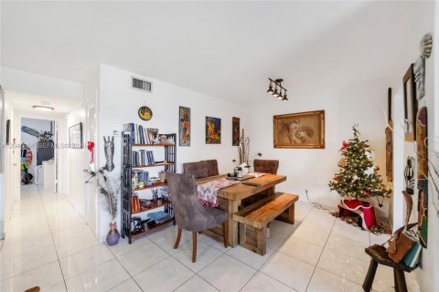 Condo in Hallandale Beach, Florida, 2 bedrooms  № 2240326 - photo 4