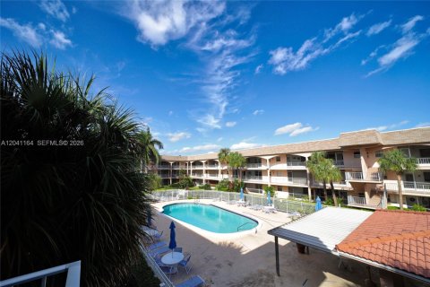 Condo in Hallandale Beach, Florida, 2 bedrooms  № 2240326 - photo 28