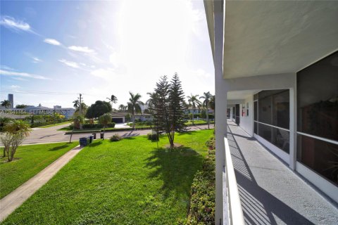 Condo in Hallandale Beach, Florida, 2 bedrooms  № 2240326 - photo 27