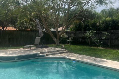 House in Boca Raton, Florida 4 bedrooms, 149.67 sq.m. № 1172830 - photo 1