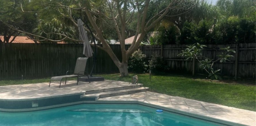 House in Boca Raton, Florida 4 bedrooms, 149.67 sq.m. № 1172830