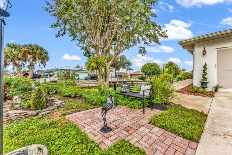 House in Punta Gorda, Florida 3 bedrooms, 139.35 sq.m. № 1910363 - photo 2