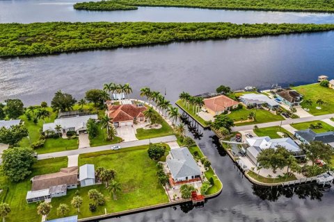 House in Punta Gorda, Florida 3 bedrooms, 139.35 sq.m. № 1910363 - photo 1