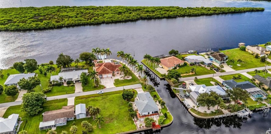 House in Punta Gorda, Florida 3 bedrooms, 139.35 sq.m. № 1910363
