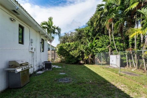 Casa en venta en El Portal, Florida, 2 dormitorios, 119.66 m2 № 1946229 - foto 21