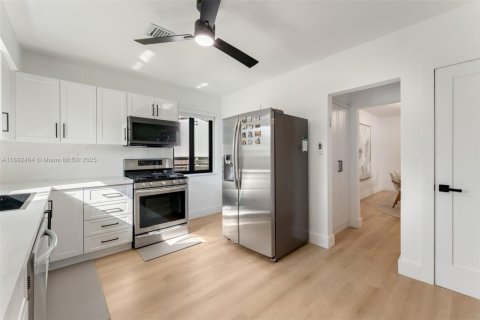 Casa en venta en El Portal, Florida, 2 dormitorios, 119.66 m2 № 1946229 - foto 11