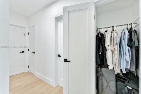 Casa en venta en El Portal, Florida, 2 dormitorios, 119.66 m2 № 1946229 - foto 17