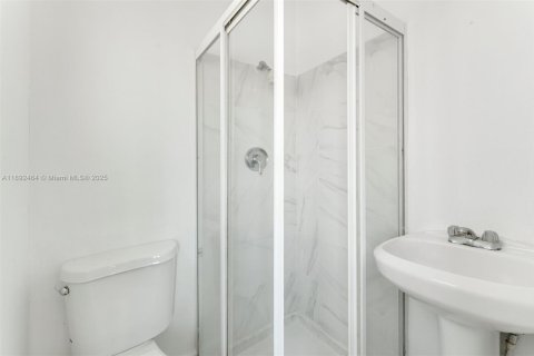 Casa en venta en El Portal, Florida, 2 dormitorios, 119.66 m2 № 1946229 - foto 19