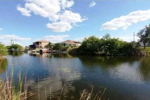 Terreno en venta en Cape Coral, Florida № 1984781 - foto 1