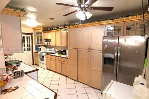 House in West Miami, Florida 3 bedrooms, 156.82 sq.m. № 1971906 - photo 5