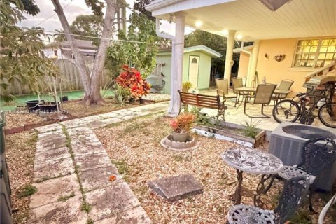 House in West Miami, Florida 3 bedrooms, 156.82 sq.m. № 1971906 - photo 13