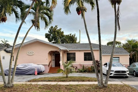 House in West Miami, Florida 3 bedrooms, 156.82 sq.m. № 1971906 - photo 1