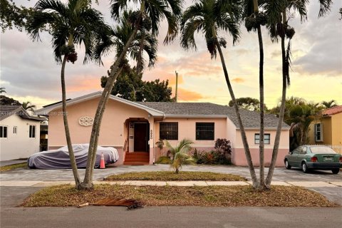 House in West Miami, Florida 3 bedrooms, 156.82 sq.m. № 1971906 - photo 4