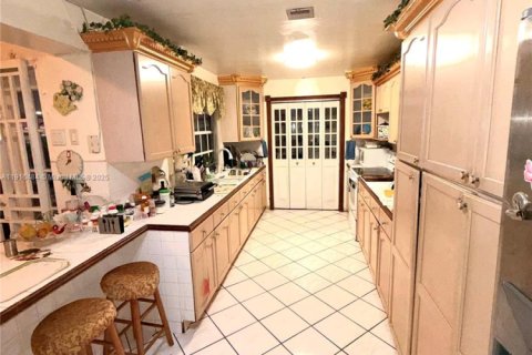 House in West Miami, Florida 3 bedrooms, 156.82 sq.m. № 1971906 - photo 6