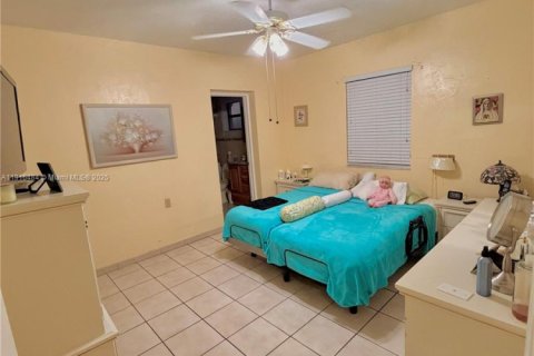 House in West Miami, Florida 3 bedrooms, 156.82 sq.m. № 1971906 - photo 10