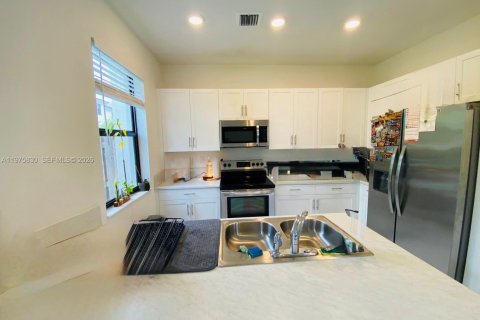 Townhouse in Homestead, Florida 3 bedrooms, 123.65 sq.m. № 2040070 - photo 2