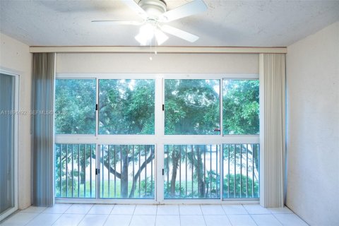 Condo in Boynton Beach, Florida, 2 bedrooms  № 2053076 - photo 11