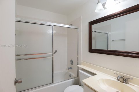 Condo in Boynton Beach, Florida, 2 bedrooms  № 2053076 - photo 18