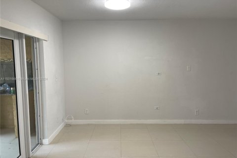 Touwnhouse à vendre à Miami, Floride: 3 chambres, 115.94 m2 № 1937779 - photo 11