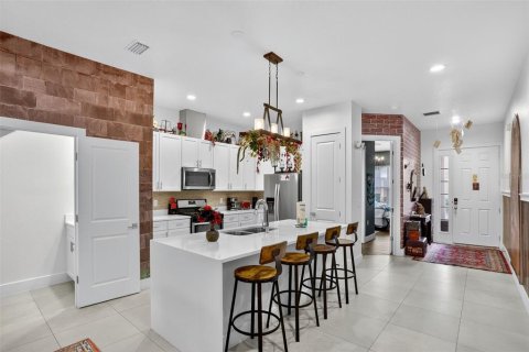 Adosado en venta en Kissimmee, Florida, 4 dormitorios, 169.36 m2 № 1901927 - foto 5