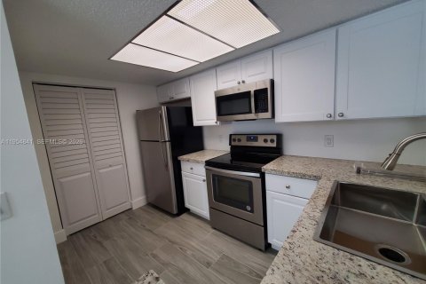 Condo in North Miami Beach, Florida, 1 bedroom  № 2009296 - photo 4