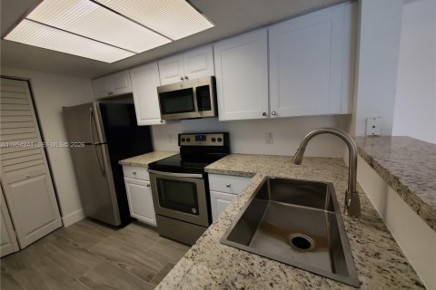 Condo in North Miami Beach, Florida, 1 bedroom  № 2009296 - photo 2