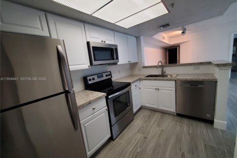 Condo in North Miami Beach, Florida, 1 bedroom  № 2009296 - photo 3