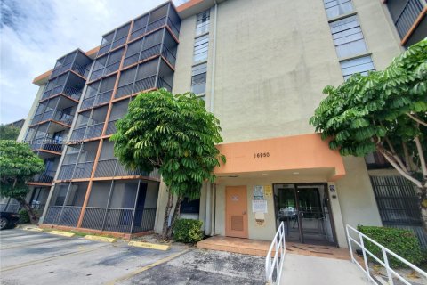 Condo in North Miami Beach, Florida, 1 bedroom  № 2009296 - photo 9