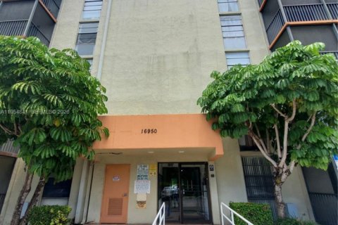 Condo in North Miami Beach, Florida, 1 bedroom  № 2009296 - photo 10