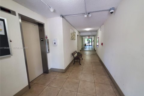 Condo in North Miami Beach, Florida, 1 bedroom  № 2009296 - photo 11