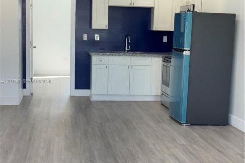 House in Hallandale Beach, Florida 3 bedrooms, 201.23 sq.m. № 2041963 - photo 7