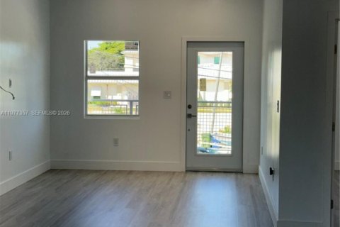 House in Hallandale Beach, Florida 3 bedrooms, 201.23 sq.m. № 2041963 - photo 5