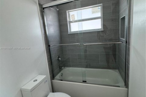 House in Hallandale Beach, Florida 3 bedrooms, 201.23 sq.m. № 2041963 - photo 10