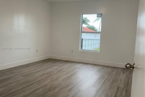 House in Hallandale Beach, Florida 3 bedrooms, 201.23 sq.m. № 2041963 - photo 17