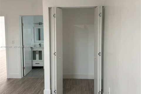 House in Hallandale Beach, Florida 3 bedrooms, 201.23 sq.m. № 2041963 - photo 11