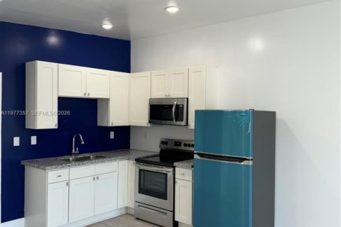 House in Hallandale Beach, Florida 3 bedrooms, 201.23 sq.m. № 2041963 - photo 6