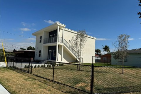 House in Hallandale Beach, Florida 3 bedrooms, 201.23 sq.m. № 2041963 - photo 4