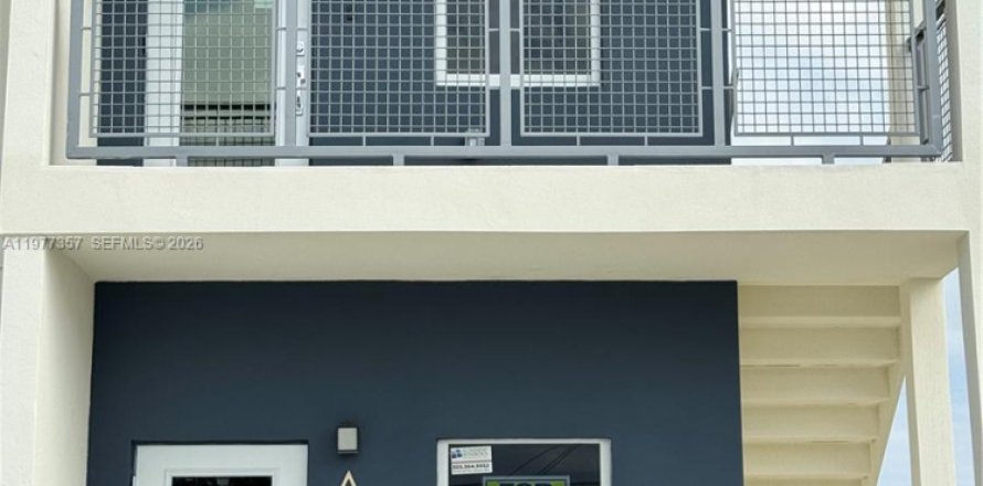 House in Hallandale Beach, Florida 3 bedrooms, 201.23 sq.m. № 2041963