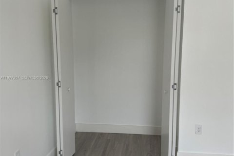 House in Hallandale Beach, Florida 3 bedrooms, 201.23 sq.m. № 2041963 - photo 16