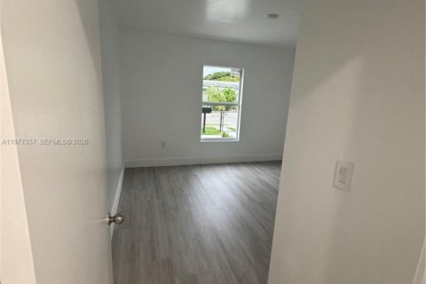 House in Hallandale Beach, Florida 3 bedrooms, 201.23 sq.m. № 2041963 - photo 12