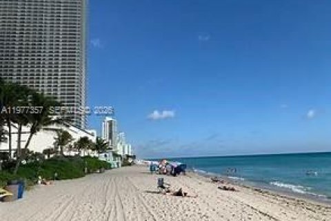 House in Hallandale Beach, Florida 3 bedrooms, 201.23 sq.m. № 2041963 - photo 18