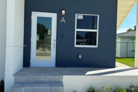 House in Hallandale Beach, Florida 3 bedrooms, 201.23 sq.m. № 2041963 - photo 3