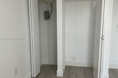 House in Hallandale Beach, Florida 3 bedrooms, 201.23 sq.m. № 2041963 - photo 15