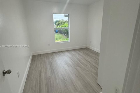 House in Hallandale Beach, Florida 3 bedrooms, 201.23 sq.m. № 2041963 - photo 14