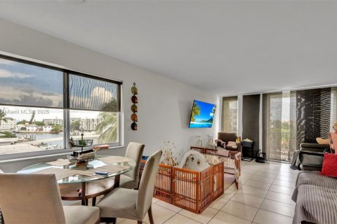 Copropriété à vendre à Miami Beach, Floride: 2 chambres, 106.93 m2 № 1979776 - photo 3
